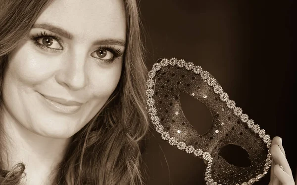 Closeup cara de mulher com máscara de carnaval no escuro — Fotografia de Stock