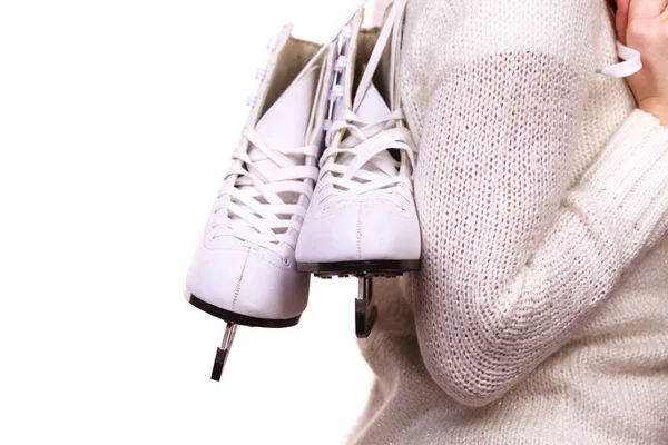 女人控股溜冰鞋 — 图库照片