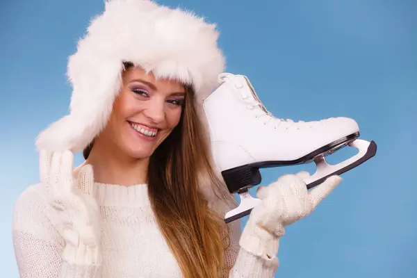 Femme avec patins à glace se préparant pour le patinage sur glace . — Photo