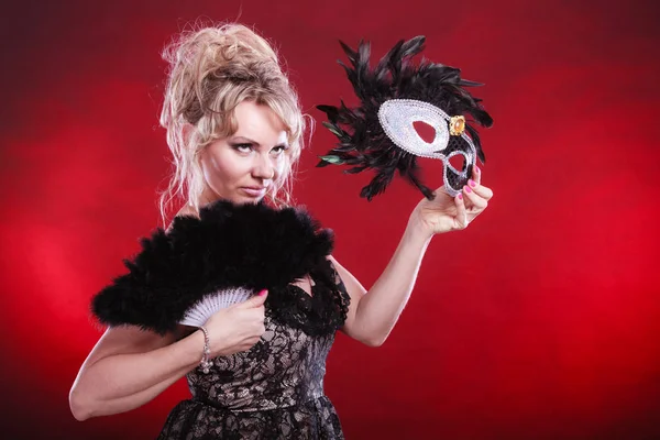Karnaval maske tüy fan elinde tutan kadın — Stok fotoğraf