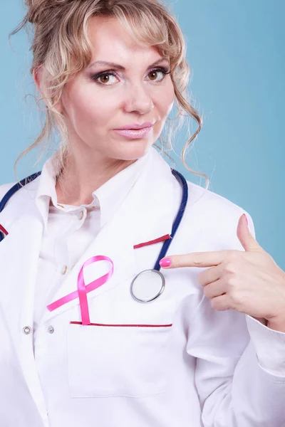 Läkare med rosa cancer band — Stockfoto