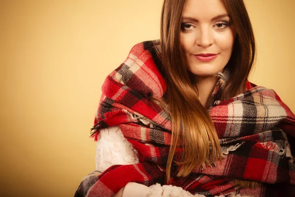 Frau trägt wollkarierten Schal warme Herbstkleidung — Stockfoto