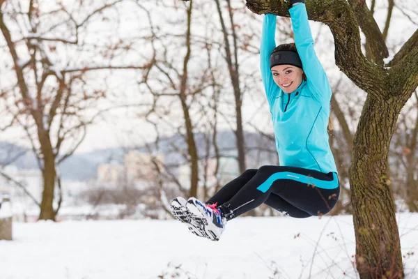 Esportes de inverno, menina se exercitando na árvore . — Fotografia de Stock