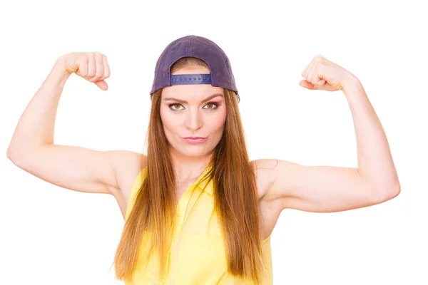 Casual stijl vrouw pronken spieren biceps — Stockfoto