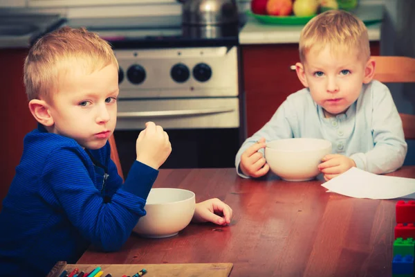 Två pojkar, barn som äter frukost tillsammans — Stockfoto