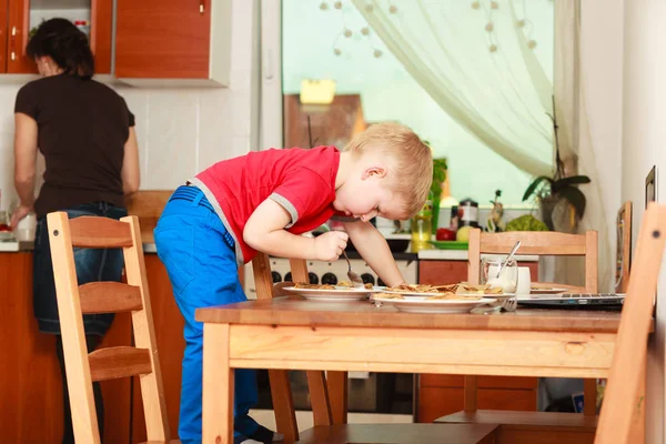 Kleiner Junge bereitet Pfannkuchen für das Frühstück zu — Stockfoto