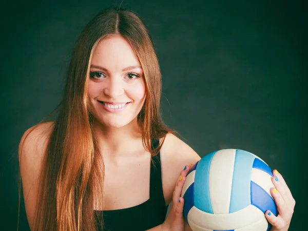 Mujer joven usar ropa deportiva y mantener la pelota . —  Fotos de Stock