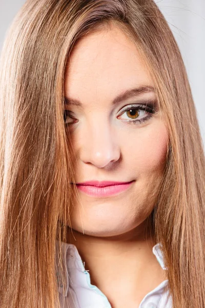 Retrato jovem mulher rosto tampa com cabelo . — Fotografia de Stock