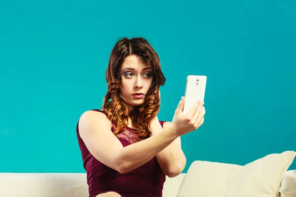 Kendini alarak kız selfie smartphone kamerayla resim. — Stok fotoğraf
