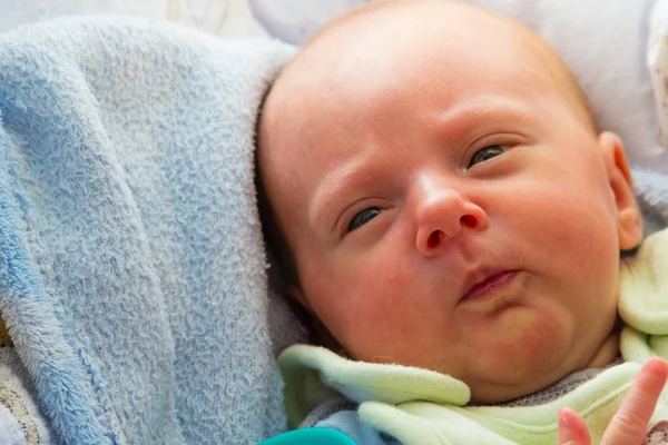 Yeni doğan bebek battaniye yalan — Stok fotoğraf