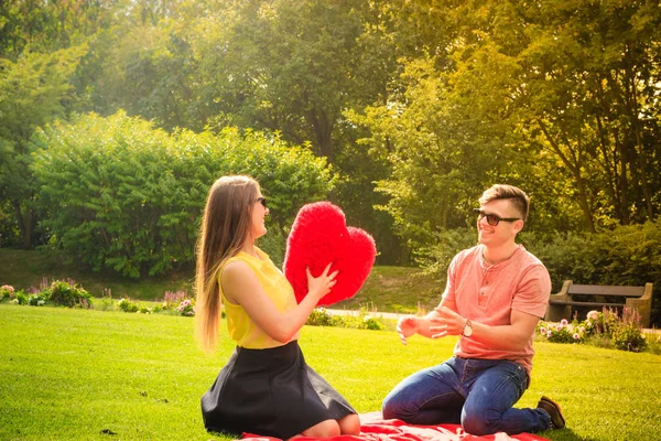 Пара с большим сердцем на пикнике — стоковое фото