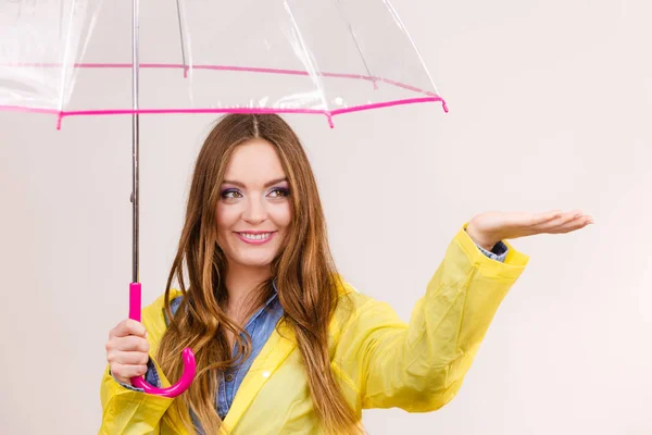 Vrouw in komen jas met paraplu. Prognoses — Stockfoto