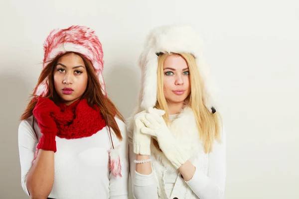 Dos chicas en retrato de ropa de invierno caliente . —  Fotos de Stock