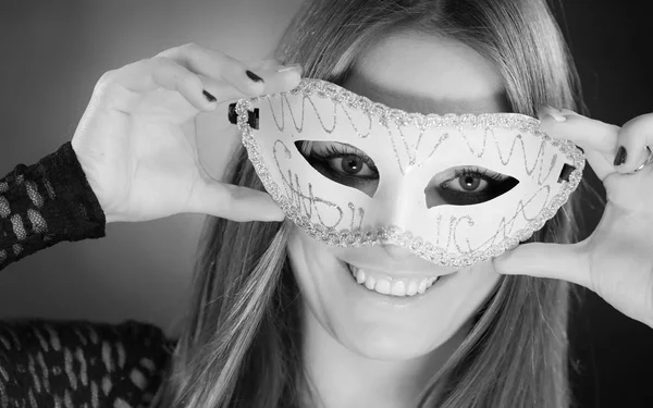 Žena držící karnevalové masky closeup — Stock fotografie