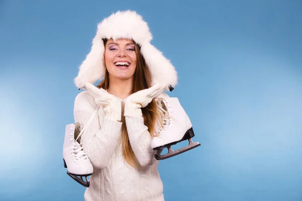 Femme avec patins à glace se préparant pour le patinage sur glace . — Photo