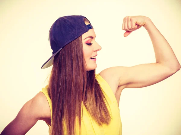 Femme style décontracté montrant les muscles biceps — Photo