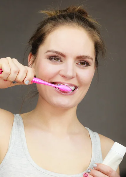 Vrouw poetsen reinigen tanden — Stockfoto