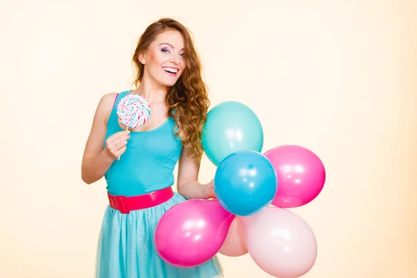 Женщина с красочными воздушными шарами и леденцом — стоковое фото