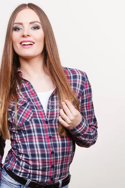 Attraktiv kvinna bär rutiga skjorta — Stockfoto