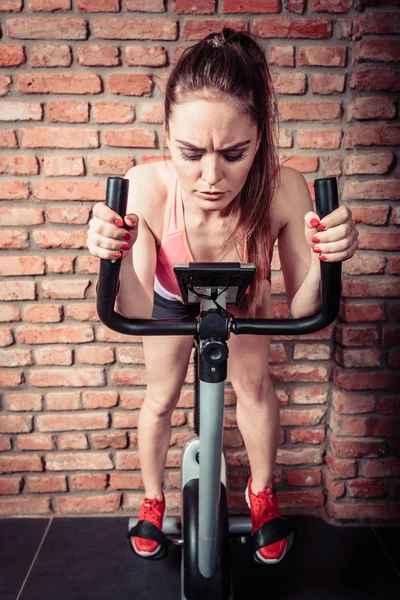积极做运动的女人骑自行车. — 图库照片