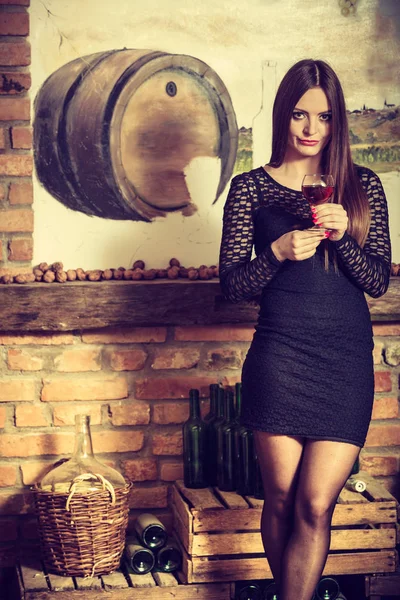 Kvinna som smakar vin i lantlig stuga interiör — Stockfoto