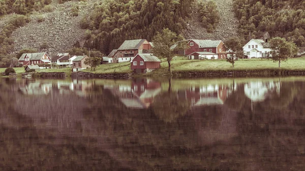 Норвежские дачи в горах на берегу озера — стоковое фото