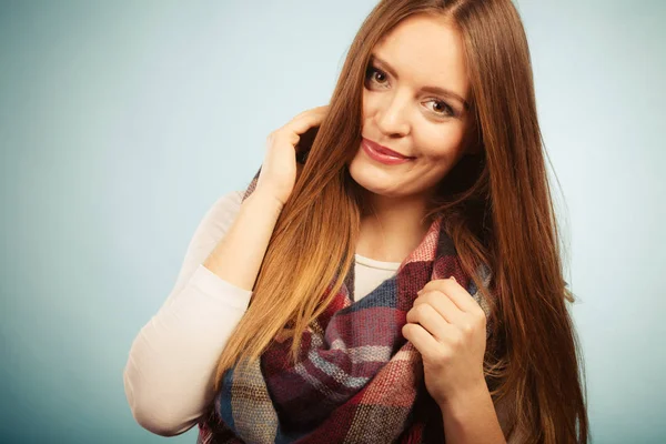 Woman wearing woolen checked scarf warm autumn clothing — Stock Photo, Image