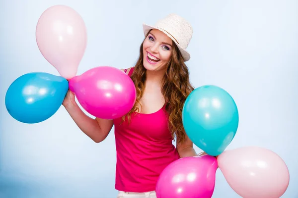 Frau spielt mit vielen bunten Luftballons — Stockfoto