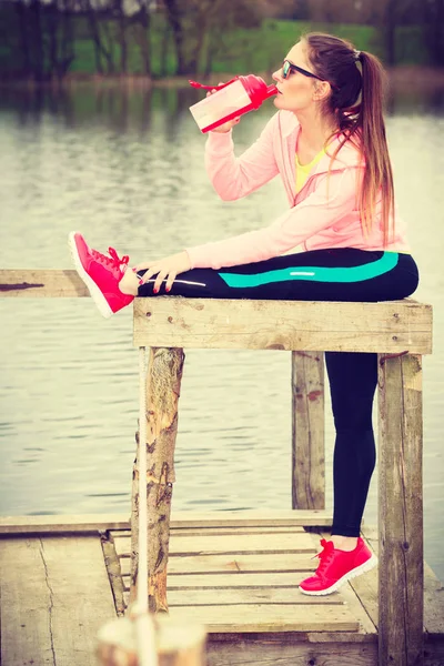 Kadın su şişesi egzersiz egzersiz sonra ile — Stok fotoğraf