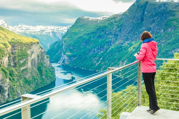 Turysta patrząc na Geirangerfjord z punktu widzenia Flydasjuvet Norwegia — Zdjęcie stockowe