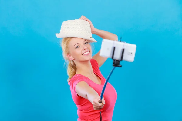 Frau fotografiert sich mit Handy am Stick — Stockfoto