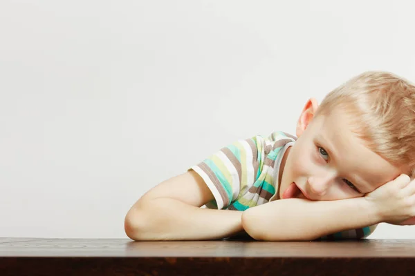 Kind maken grappig gezichten te vervelen — Stockfoto