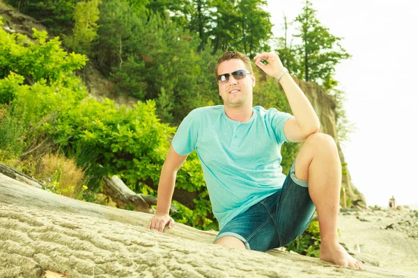 Pohledný muž relaxaci na pláži v létě. — Stock fotografie