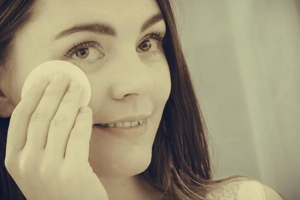 Mujer quitando maquillaje con algodón hisopo . — Foto de Stock