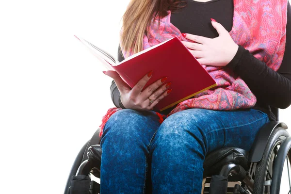 Joven mujer discapacitada en silla de ruedas con libro. — Foto de Stock