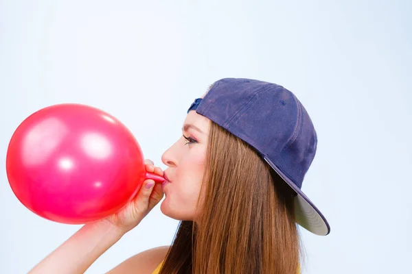 Ragazza adolescente che soffia palloncino rosso . — Foto Stock