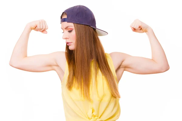 Mulher estilo casual mostrando músculos bíceps — Fotografia de Stock