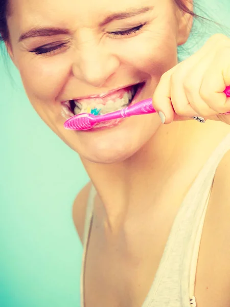 Femeie periaj dinți de curățare — Fotografie, imagine de stoc
