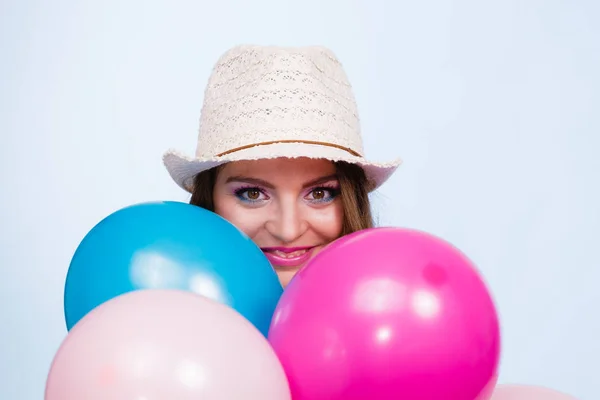 女人玩许多五颜六色的气球 — 图库照片