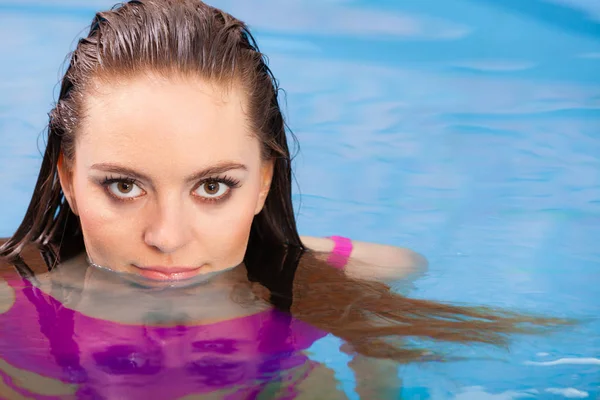 Mulher se divertindo na piscina — Fotografia de Stock