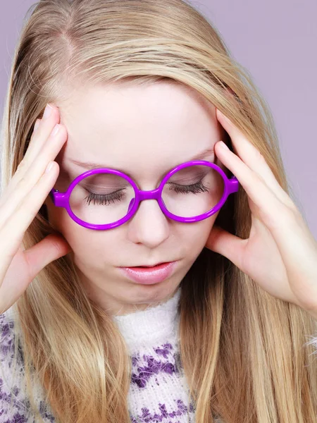 Nerd mujer en grande celebración cabeza — Foto de Stock