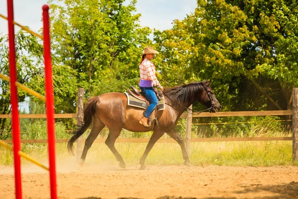 Cowgirl gör häst ridning på landsbygden äng — Stockfoto