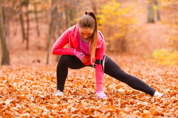 Fit girl doing stretching outdoor. — Stock Photo, Image