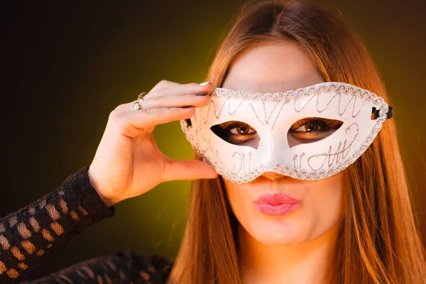 Sensuele vrouw met carnaval masker. — Stockfoto