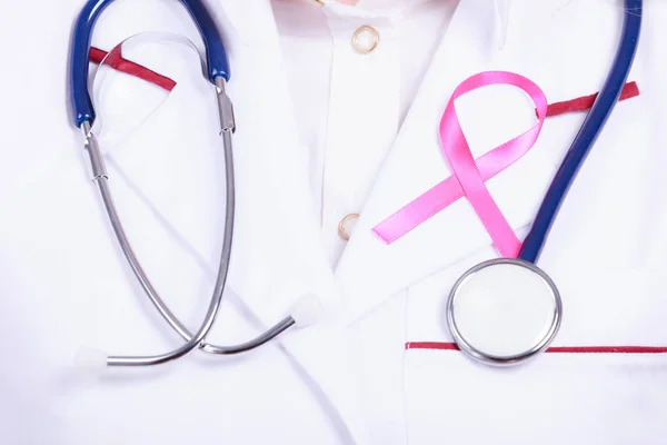 Fita rosa com estetoscópio em uniforme médico . — Fotografia de Stock