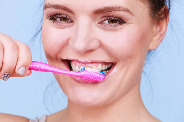 Femme brossant les dents de nettoyage — Photo