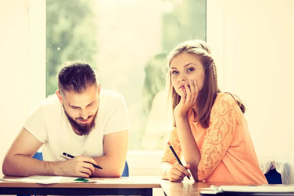 Zwei Schüler unterhalten sich im Klassenzimmer — Stockfoto