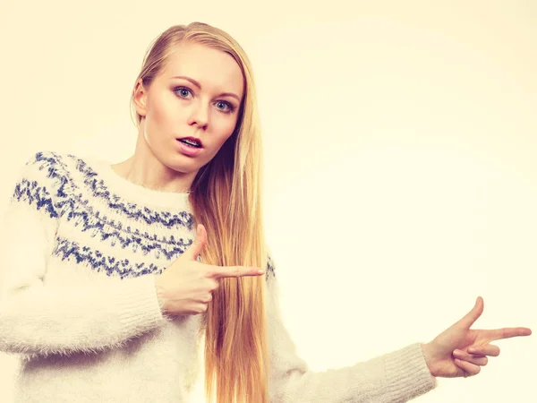 Teenage blonde woman pointing at copyspace — Stock Photo, Image