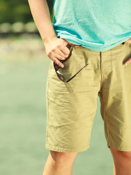 Fechar-se do homem com a mão no bolso segurando óculos de sol — Fotografia de Stock