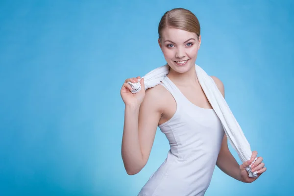 Mulher com uma toalha ao redor dos ombros sorrindo — Fotografia de Stock